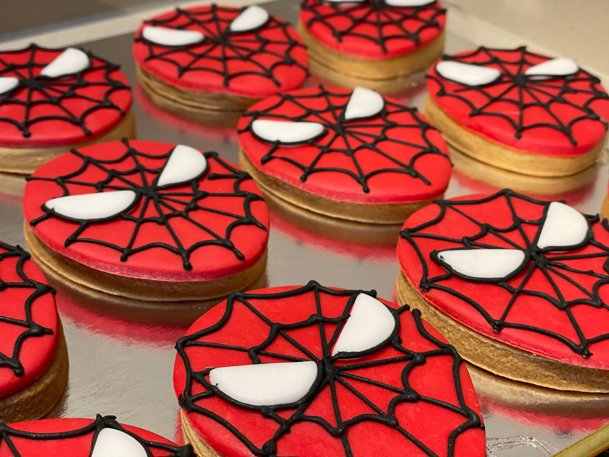 スパイダーマン スーパーヒーロークッキー - ドバイへの配送 - 今すぐギフトを贈ろう - The Perfect Cake LTD